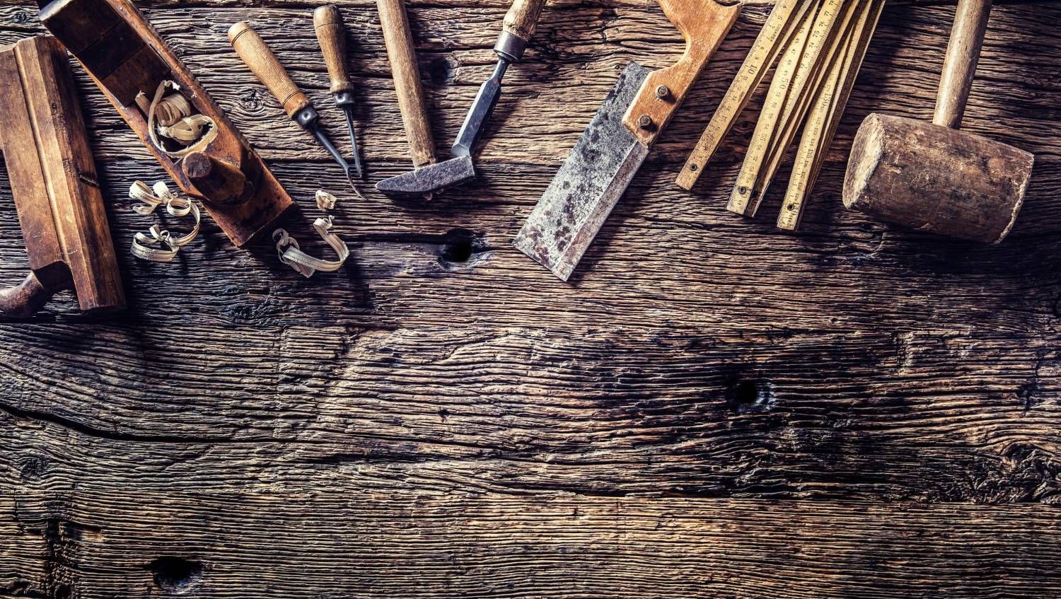 Tradisjonelle redskaper lagt ut på trebord